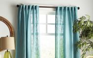 Everything you need to know about the correct window decoration with turquoise curtains Turquoise curtains in a brown interior