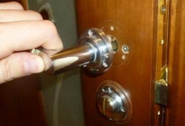 Cómo quitar la manija de una puerta redonda Cómo quitar la manija de una puerta redonda