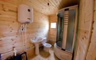 Casa de baños y granero bajo un mismo techo: proyectos de ampliación Casa de baños con ducha y retrete en el campo
