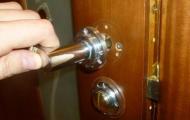Disassembling the interior door handle: instructions